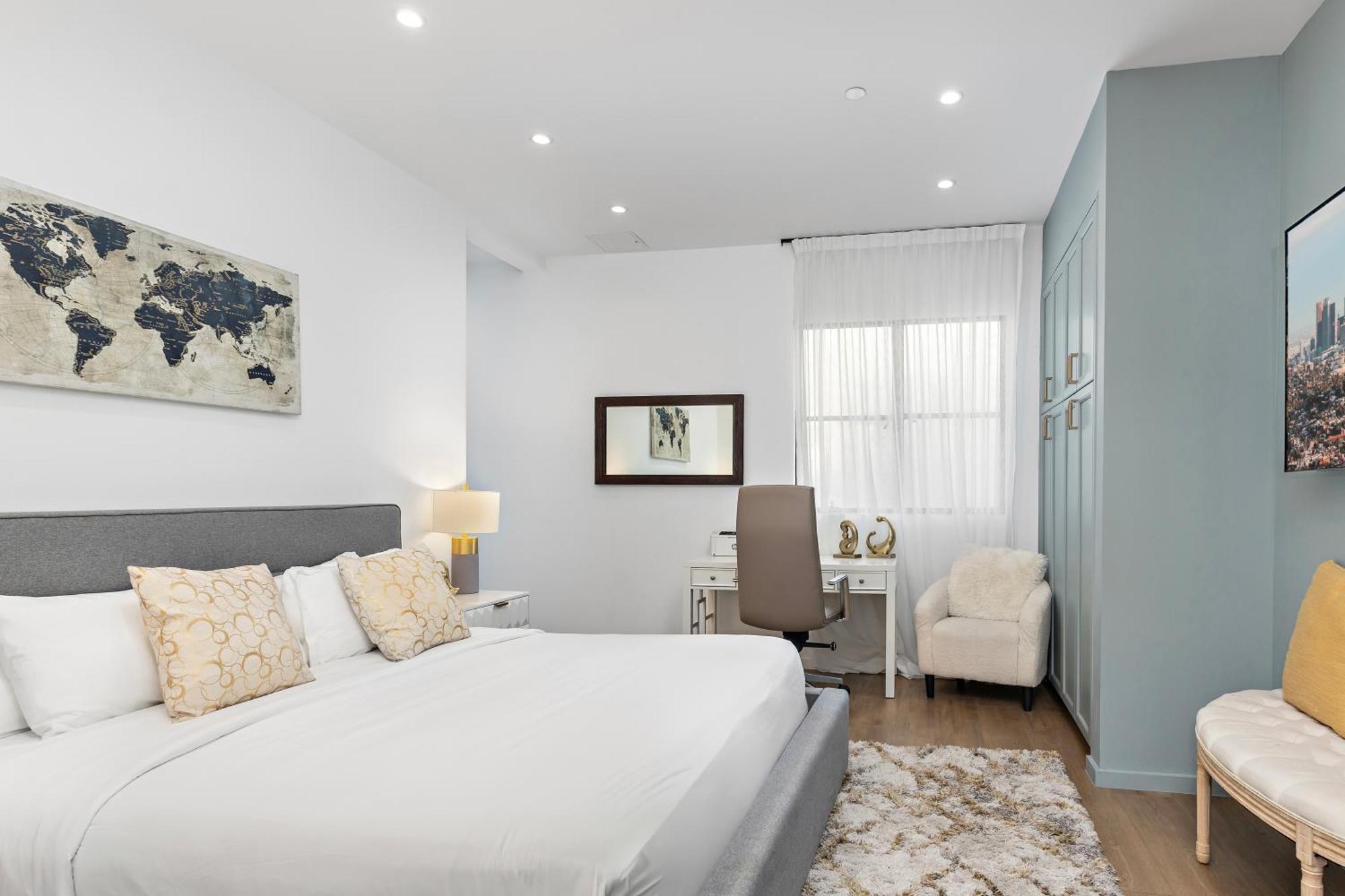 Luxurious 4 King Bedtownhouse With Free Parking And Rooftop Holiday home